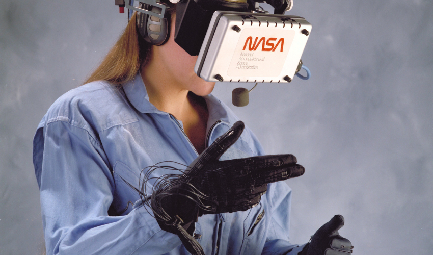 virtual reality history - A NASA Operator working with the VIEW.