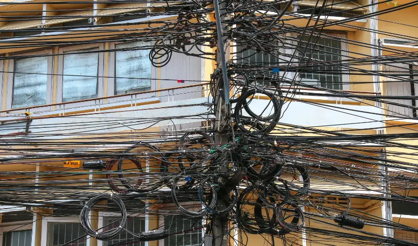Knotted mess of wires representing the complexities and challenges of organizational change managed by Prosci Change Management.