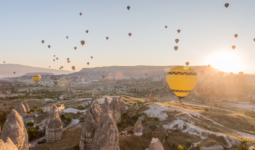 Rising hot air balloons representing the engagement and empowerment of employees in Prosci Change Management.